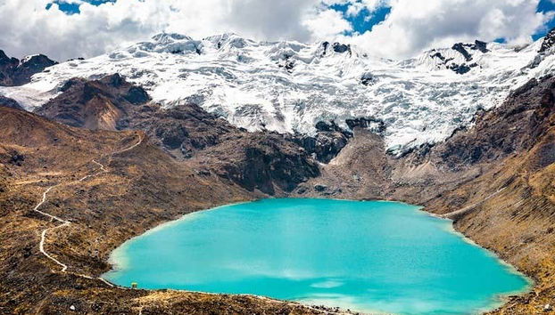 Una laguna nella catena montuosa di Huaytapallana