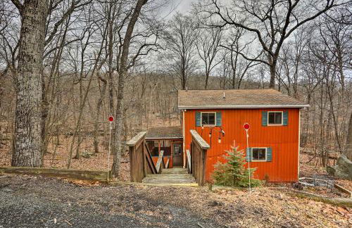 4 Mi to Tubing Cozy Bushkill Cabin with Deck! - Foto 29