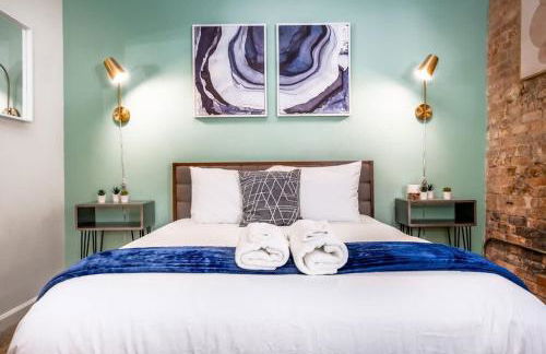 100 Year-Old Historic Brick 2BR Loft & Large Patio & Hammocks & High Ceiling - Foto 73