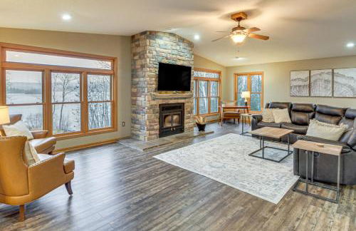 Private Lakefront Home with Game Room in Aurora! - Foto 1