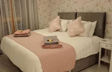 Beautiful Marina Apartment with private garden, flexible bedrooms with zip & link beds - Photo 7