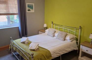 Hereford City - Goldcrest House - 4 Bedroom House With Parking, Located Very Close To City Centre & River Wye - Sleeps Up To 6 Guests - Hosted by RENTMYHOUSE - Photo 38