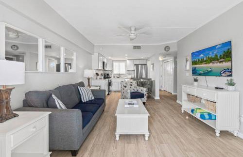 Polished oceanfront condo with pool access, private balcony & washer/dryer - Foto 18