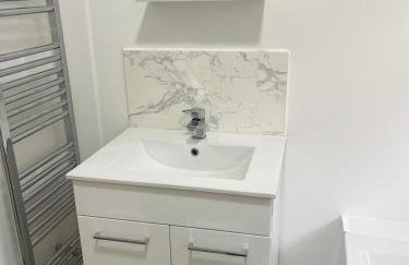 Neath, South Wales Getaway - 4 Bedroom Home -7 Guests - Free Parking - Foto 16