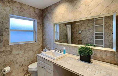 STEPS FROM THE BEACH, BEST LOCATION, 2 BDRM 2 BTH - Foto 35