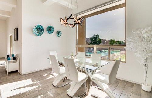 Poolside and Hot Tub Lounging Luxe Rio Rancho Home - Foto 5