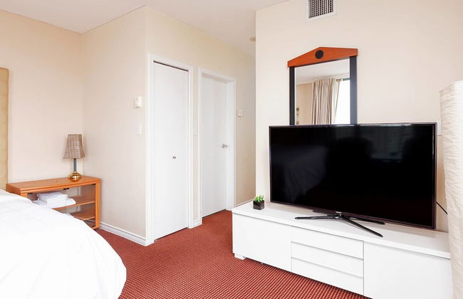 Airport Beautiful View 1 BDR Penthouse - Photo 2