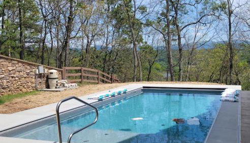 Riverbend Lodge Spacious Riverfront Home with Hot Tub Pool & Mountain view - Foto 4