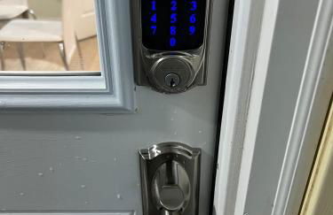 Modern Basement Retreat 2BR King suite - Foto 42