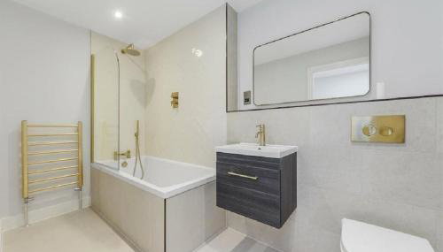 Prime Location 4-Bed Home in Croydon with Parking - Foto 3