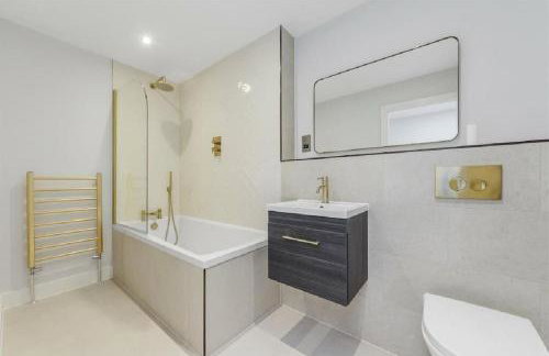 Prime Location 4-Bed Home in Croydon with Parking - Foto 3