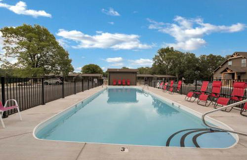 Lavish Retreat with Decks, Steps to Table Rock Lake! - Foto 41