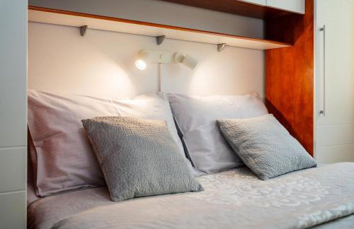 Cityscape Comfort Apartment With Garage - Happy Rentals - Photo 48