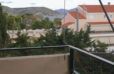Newly Renovated Varkiza Beachside One Bedroom with Large Terrace - Foto 11