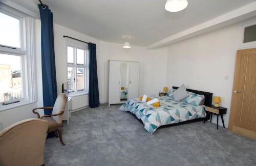 Beautiful large 3-bed coastal flat with parking. - Foto 3