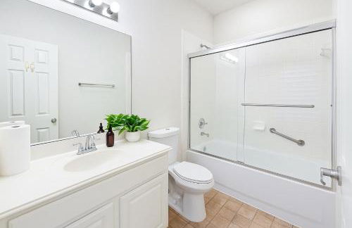 Entire Home 3BR Hidden Gem Getaway with Level 2 EV Charger, Central Location - Foto 16