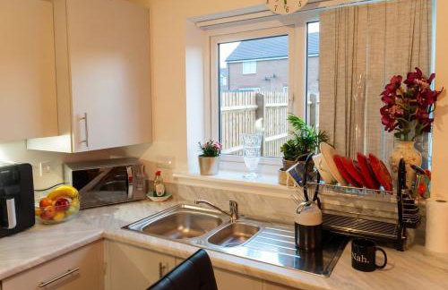 Bright 4 Bedroom Home in Walsall, Free Parking and for EVs - Photo 29