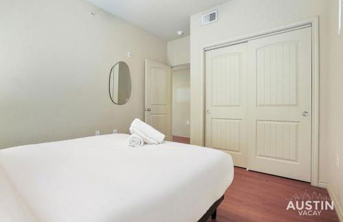 Dual Urban Oasis 8BR in Vibrant North Loop Hub - Foto 21