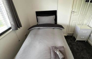 Quiet 2-Bed with Private Garden and Drive - Foto 27