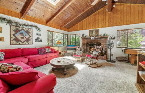 Catalina Retreat -Cozy mountain home in a tree filled neighborhood, plenty of games and a hot tub! - Foto 14