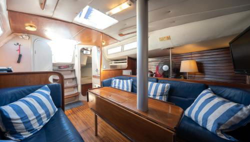 Sleep aboard a beautiful sailboat in Lisbon - Marina Parque das Nações - Foto 3