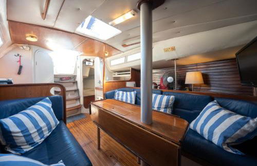 Sleep aboard a beautiful sailboat in Lisbon - Marina Parque das Nações - Foto 8