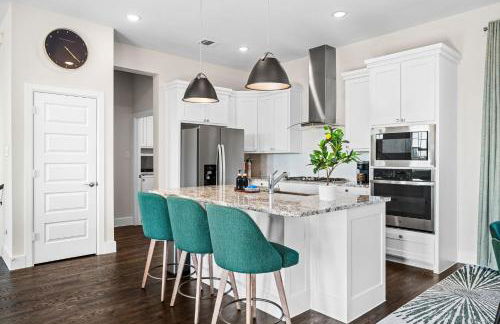 Stylish 4BR Lake House - Foto 12