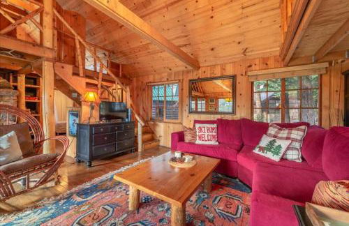 Coziest Cabin in Tahoe w Stone Fireplace Comfy Beds Close to Slopes & Lake - Foto 17