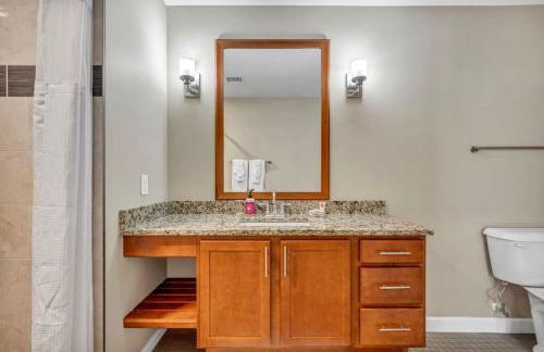 Modern Condo w/ Cathedral Views in Great Location - Foto 23