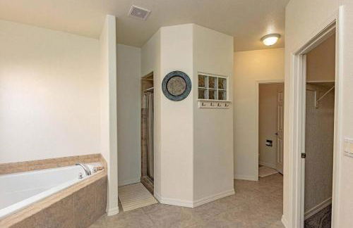 Spacious Home - Pool Table, Game Room & Jacuzzi - Foto 6