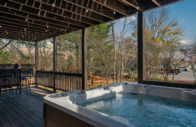 Lake View Chalet by Avantstay Lake Access Deck - Photo 3