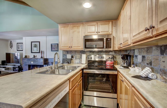 2BR/2BA Condo on Shuttle Route - Wild Irishman 1015 - Pool & more! - Foto 10