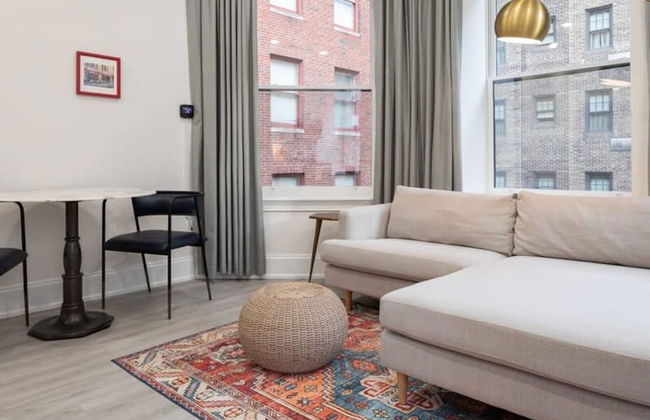 Sosuite Bay Window 1BR Apt w W/d, Desk - Photo 4