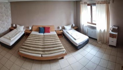 Basecamp 60 am Waldrand - für Gruppen Familien Monteure - helles 2-Zimmer-Souterrain - Frankfurt, Hanau, Gießen - kostenlose Parkplätze - Foto 3