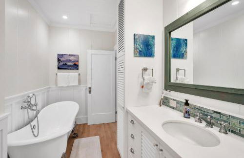 Gorgeous Renovated 1937 Plantation Style Beach House 50 Steps To The Center Of The Beach 5 Bedroom Home by RedAwning - Foto 108