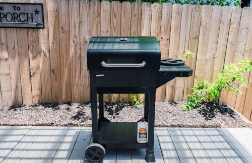 Serene POOL & Firepit in Stunning Home By Airport - Foto 12