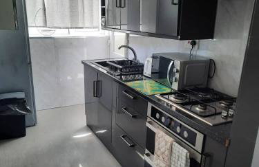 L & J Escapes - 8 Bedrooms suitable for Contractors and Families- Private parking available for 6 vehicles - Foto 6