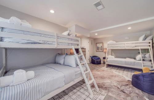 5BR Farmhouse Lake Retreat Pool Hot Tub Theater - Foto 15