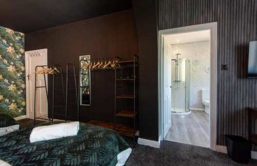 Large House for Groups with Huge Driveway - FREE PARKING - Photo 39