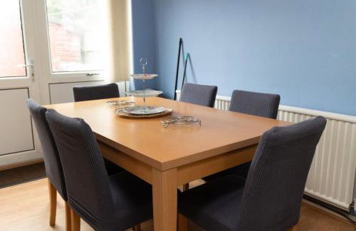 3 bed home sleeps 8 people located 1 min from train stop - Otley Terrace - Photo 7