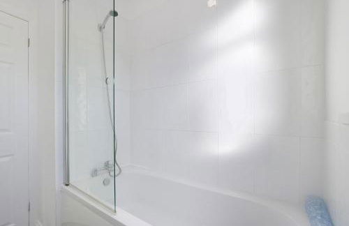 NEW! 2BR in West Terrace, Sleeps 4 - Foto 9