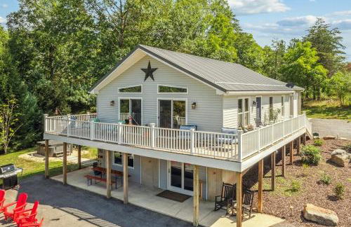 Trailblazer Lodge - Upscale, hot tub, trail, game room, wifi, fire pit, bar, pool table, king bed, view, pet friendly - Photo 7