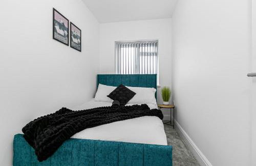 Spacious Detached House with 7 Beds Includes Ping Pong and Pool Table Sleeps 14 Free Parking - Foto 10