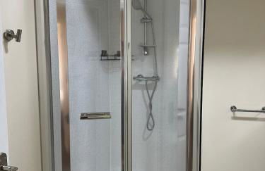 Yellow sunflowers flat in Stroud - Foto 6