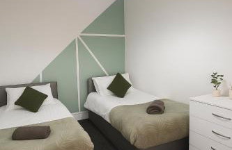 4-Bedroom House sleeps 9 in Liverpool Perfect for Contractors - Free Parking - Fast WiFi - Fully Equipped Kitchen - Hosted by By Hinkley Homes Short Lets & Serviced Accommodation - Foto 4