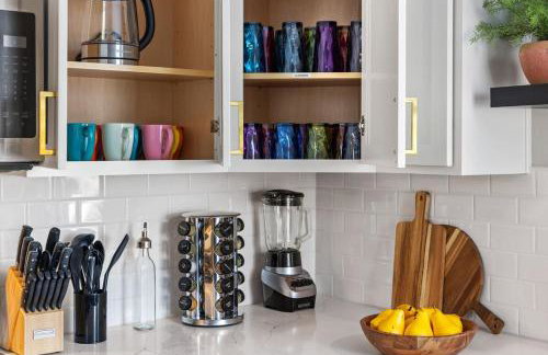 Chic Home with Large Private Yard! Hot Tub, Close To Downtown - Foto 54