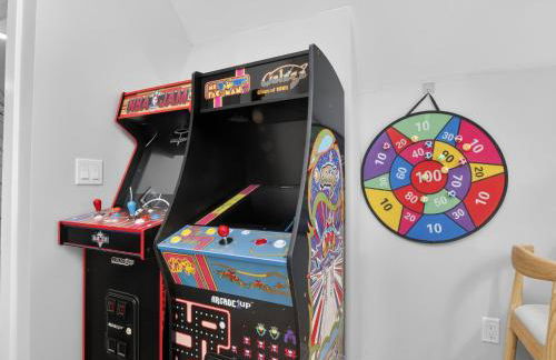 LUX Retreat Home with Yard - Foto 69