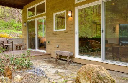 Secluded Modern Enclosed Patio Forest Views Woodland Zen by AvantStay - Foto 27