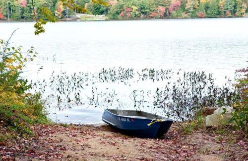 Romantic Couples' Cabin Getaway in Pittsfield, New Hampshire - Foto 14