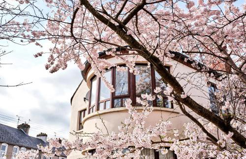 Exclusive Offers l Last-Minute Stay l Sleeps Up to 6 l Conveniently located near town Centre l restaurants l and local attractions l It offers easy access to the stunning Causeway Coast l Coleraine Hideout l WeStayBelfast - Foto 2